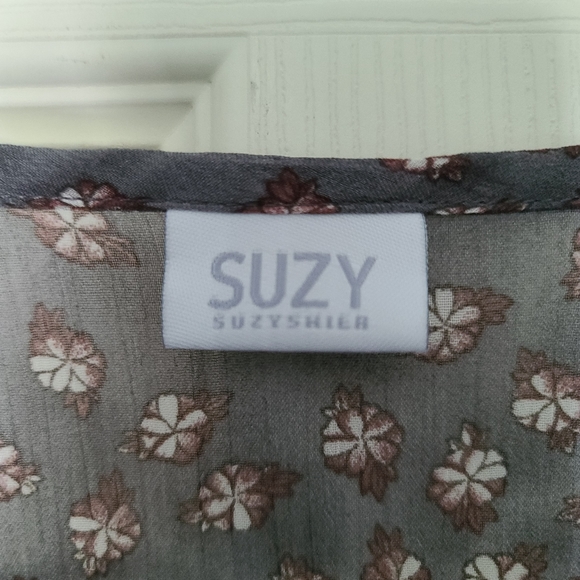 🌻2 for $6 Suzy Shier Top. Size M - Picture 4 of 5